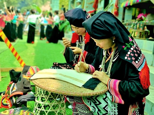 Activities in December at Vietnam ethnic culture and tourism village in Hanoi