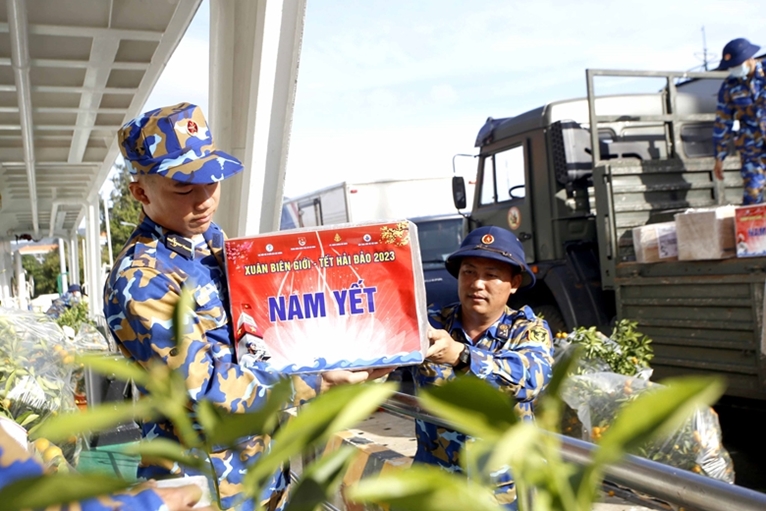 Tet gifts delivered to Truong Sa soldiers and people