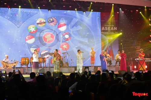 Presenting prizes to best programs, performances and art troupes to ASEAN Music Festival 2022