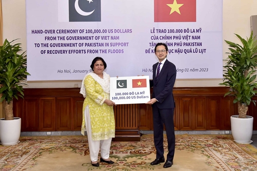 Vietnam hands over USD100,000 to Pakistan’s efforts in flood recovery
