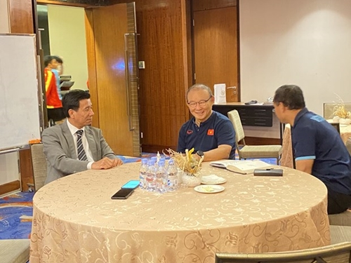 Ambassador to Indonesia encourages Vietnamese national football team