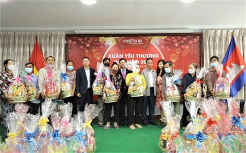 Poor Vietnamese in Cambodia presented Tet gift
