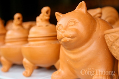 500-year-old pottery village produces cat mascots for Lunar New Year