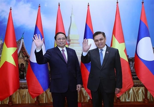 Top priority given to consolidating and strengthening Vietnam-Laos ties Leaders