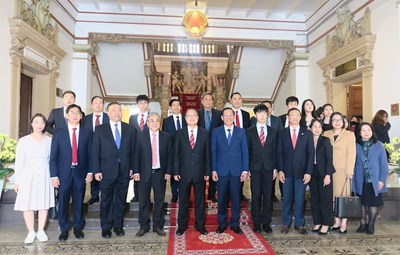 Ho Chi Minh City hopes to strengthen cooperation with Sunwah Group in diverse areas
