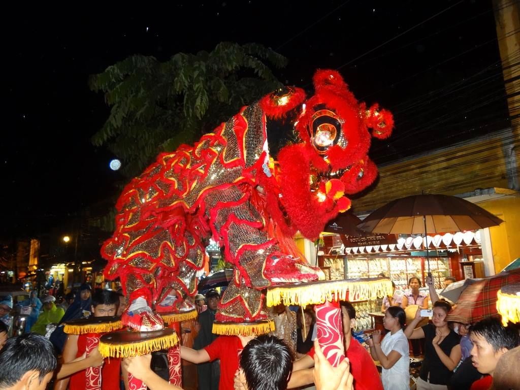 Mid-autumn Full Moon Festival in Hoi An ancient town recognized as national  intangible heritage