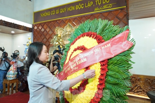 Acting State President Vo Thi Anh Xuan commemorates President Ho Chi Minh
