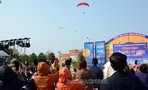 Bac Ninh province organizes paragliding performance