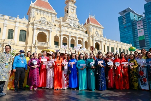 More than 3,000 women and lovers for Ao dai participate in parade in Ho Chi Minh City