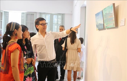 32 small-scale oil paintings by Mexican painter Diego Rodarte on displayed in Ho Chi Minh City