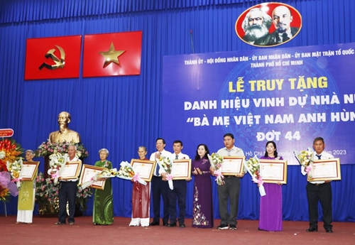 Eight women in HCMC presented “Heroic Vietnamese Mother” title
