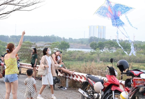 Young people in HCM City enjoys flying kite