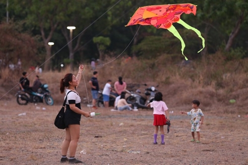 Kite field in HCM City attracts young people