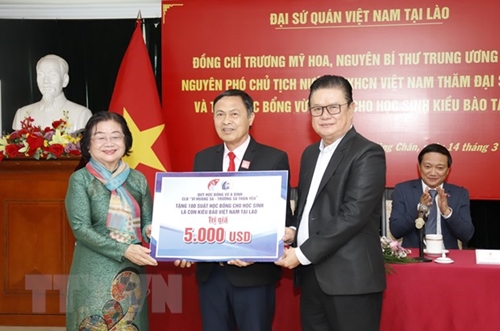 As many as 100 Vu A Dinh scholarships presented to overseas Vietnamese children in Laos