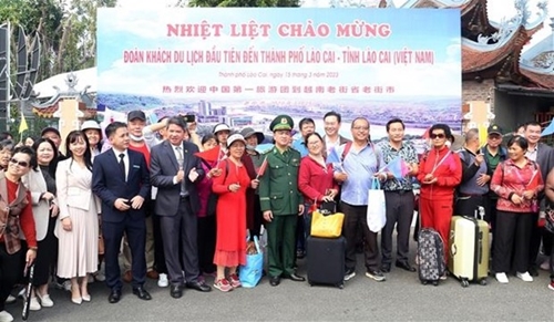 Mong Cai int’l border gate welcomes first foreign tourist group post COVID-19