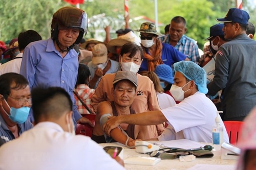 Cho Ray - Phnom Penh Hospital gives charity medical examinations to poor people in Cambodia