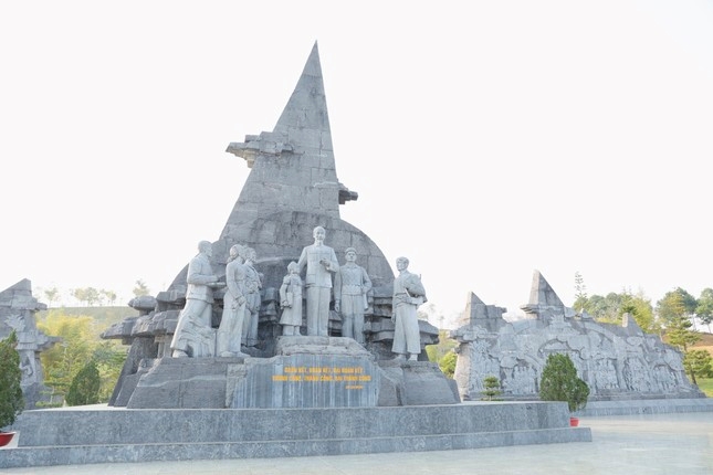 Magnificent monument “Uncle Ho and Lai Chau’s groups”