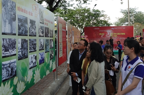 Over 200 photos on Vietnam’s revolutionary cinema displayed in HCM City