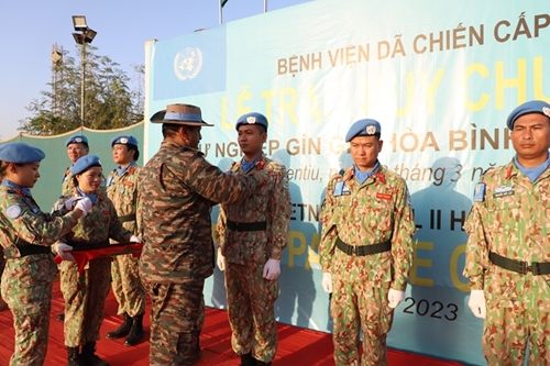 Vietnamese Level-2 Field Hospital No 4 receives UN Peacekeeping medals
