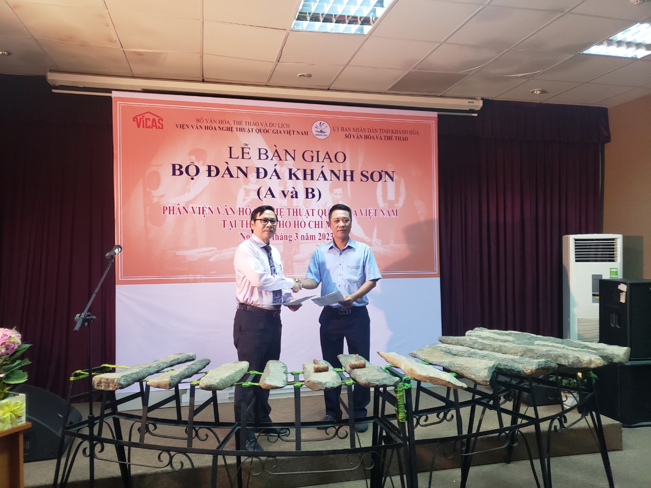Two sets of Khanh Son ancient lithophone return to Khanh Hoa province