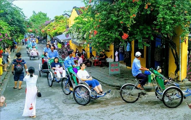 Vietnam welcomes some 2 7 million international tourists in first quarter