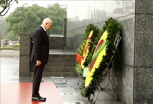 Governor-General of Australia pays homage to President Ho Chi Minh