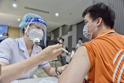 Nearly 60 COVID-19 vaccination points set up to serve people in HCMC throughout holiday