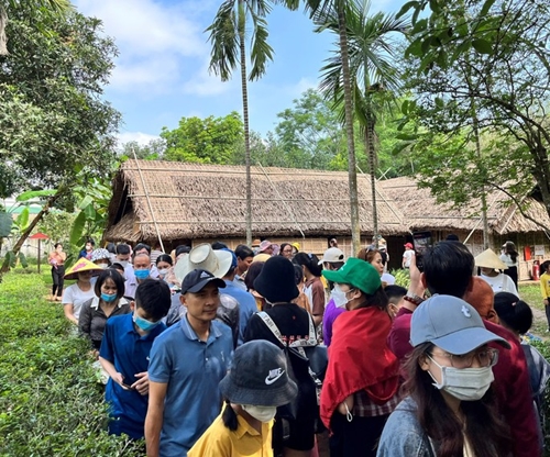 20,000 tourists visit President Ho Chi Minh s home town each day during national holidays