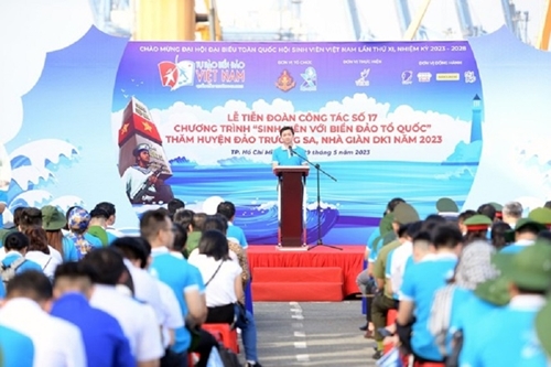 More than 200 outstanding students head for Truong Sa archipelago
