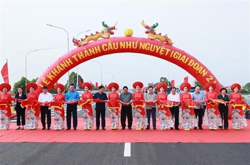 PM attends inauguration of bridge, groundbreaking of social housing project in Bac Giang