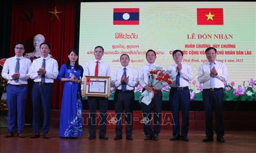 Vietnamese university honoured for training Lao health workers
