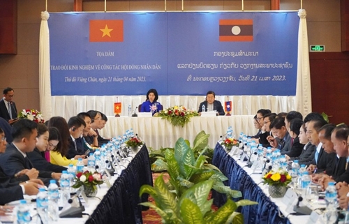 Hanoi and Vientiane share experiences on people s council activities