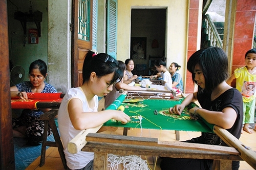 Advantages and challenges in promoting craft village tourism in Hanoi