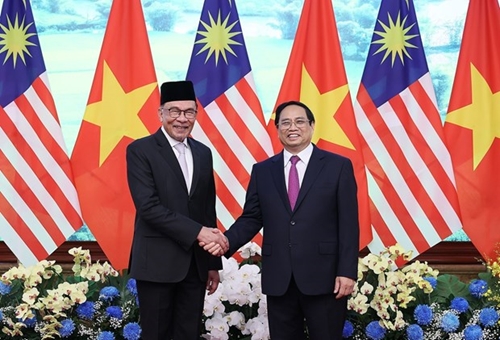 Vietnamese, Malaysian PMs delighted at development of bilateral relations