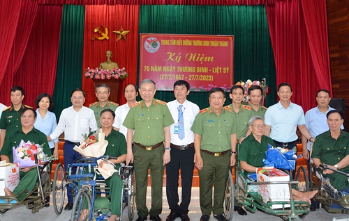 Politburo member and Minister of Public Security To Lam presents gifts to wounded soliders in Bac Ninh province