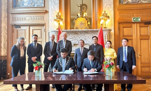 Ho Chi Minh City signs memorandum of understanding on climate change response with Dutch city