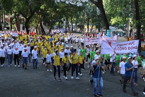 5,000 join charity walk for AO dioxin victims in HCM City