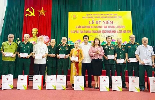 Hundreds of billion of VND collected to assist Hanoi AO victims