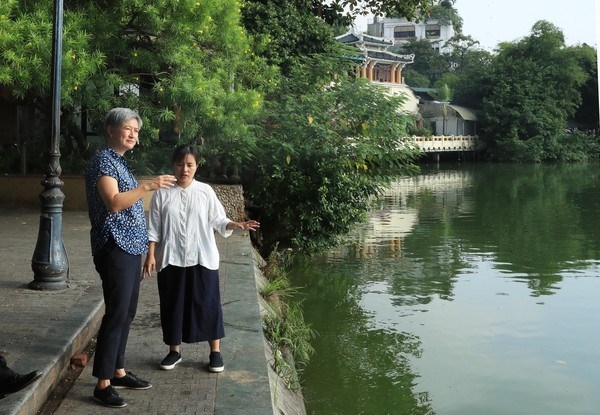 Australian FM enjoys walk around Hoan Kiem Lake, coffee in Hanoi