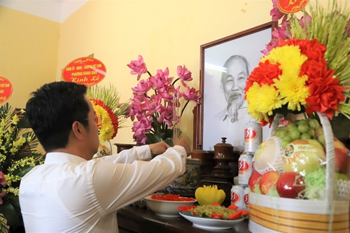 Offering incense in memory of President Ho Chi Minh at revolutionary relic site