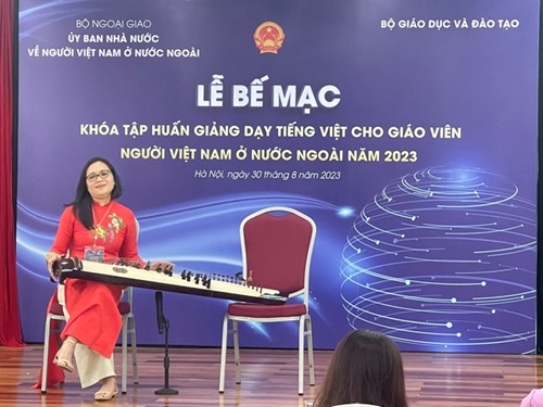 Closing ceremony of training course on Vietnamese-language teaching for Vietnamese teachers abroad held