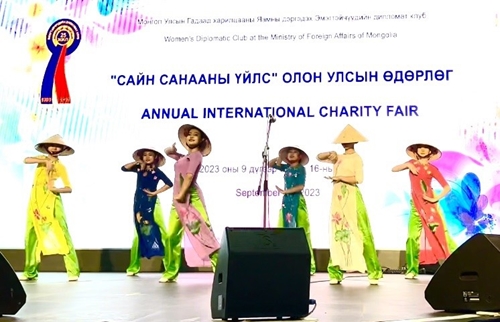 Vietnamese hat dancing receives love from international friends