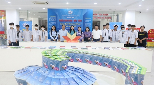 Books, newspapers and photos about Quang Ninh province on display at provincial library