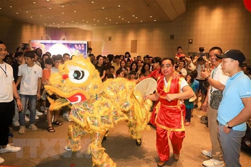 Mid-Autumn Festival held for overseas Vietnamese in Singapore