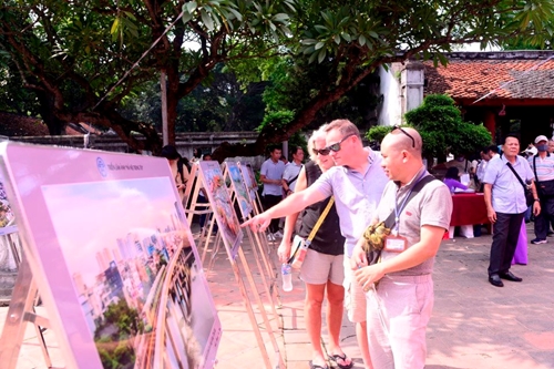 Photo exhibition about Hanoi opens