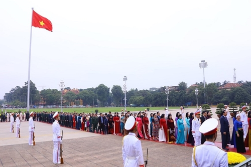 Party, State leaders and NA deputies pay tribute to President Ho Chi Minh