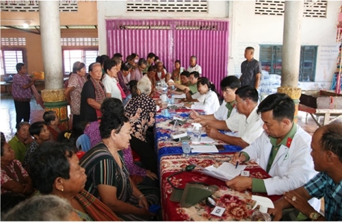 Vietnamese health workers offer free check-ups to 600 Cambodian people