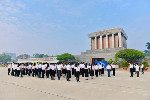 Delegates of Hanoi Students’ Association Congress pay tribute to President Ho Chi Minh