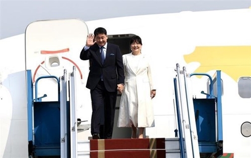 Mongolian President begins State visit to Vietnam