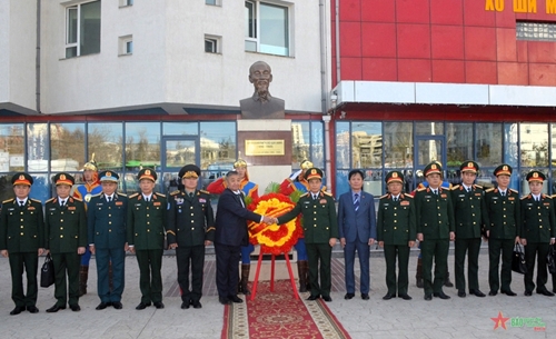 General Phan Van Giang lays a wreath at President Ho Chi Minh’s monument in Mongolia